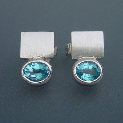 Zilveren oorbellen met blauwe topaas.