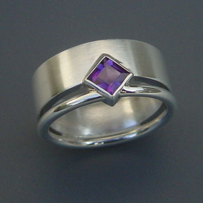 R.007: Zilveren ring met amathyst.