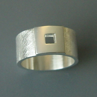 R013: Zilveren ring van de serie: rond, vierkant, driehoek. Hierbij zijn een passende hanger en oorbellen gemaakt.