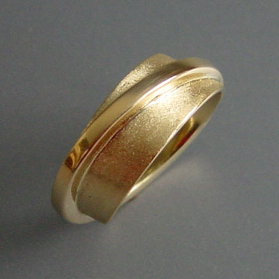 Diverse sieraden vermaakt tot één ring met rondom steeds verschillende aanzichten.