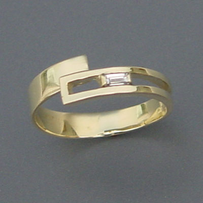Een ring met een baquette diamant is vermaakt tot een ander model.