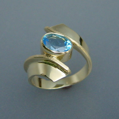 Gouden ring met blauwe topaas.