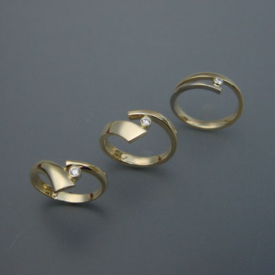 Een familie-armband is voor drie zussen verwerkt tot drie ringen.