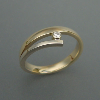 Bicolor ring met diamant.