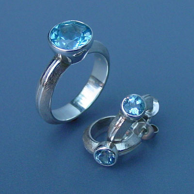 Zilveren ring en oorbellen met blauwe topaas.