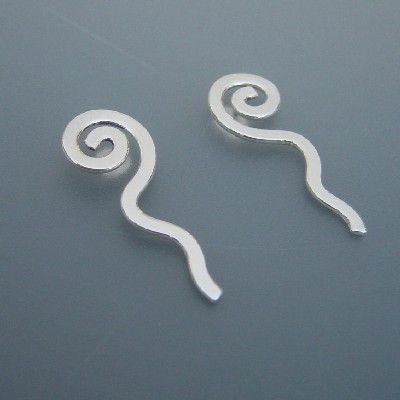 Zilveren oorbellen, spiraal.