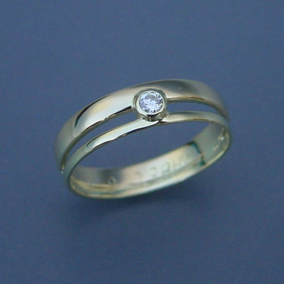 Een smalle en brede trouwring verbonden met een diamant.