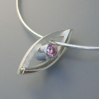 C.412: Zilveren hanger met roze zirconia.