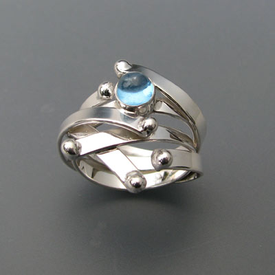 Zilveren ring met blauwe topaas. Serie: Gras