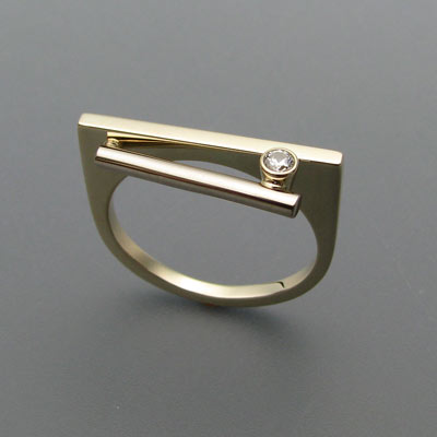 Bicolor ring met diamant.