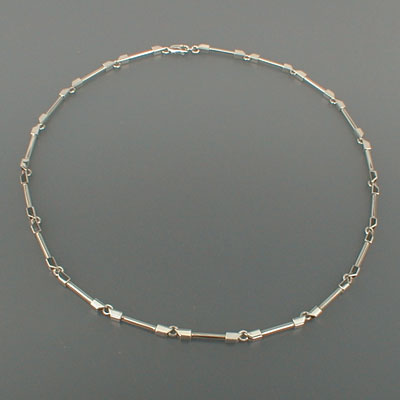 C.421: Zilveren collier.