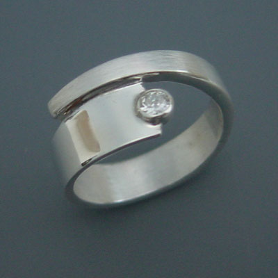 Zilveren ring met een diamant uit een oude ring.