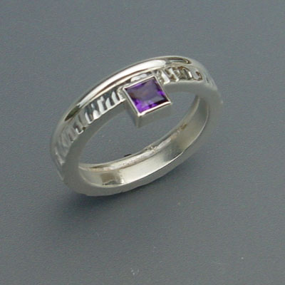 R.010:Zilveren ring met amathyst.