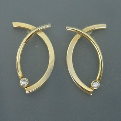 Gouden oorbellen, 14 krt. met diamant, 0,03ct.